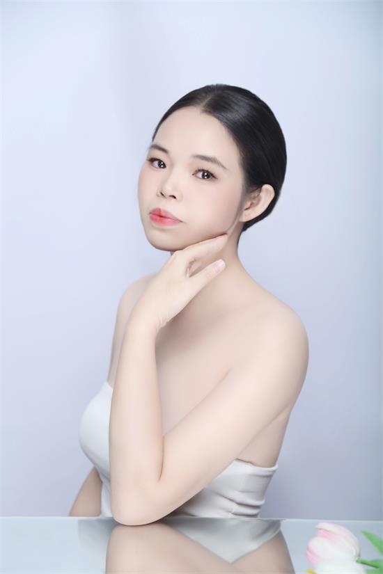 兮玥:优雅与灵动交织的时尚模特新星