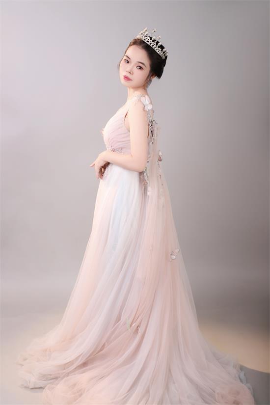 兮玥:优雅与灵动交织的时尚模特新星