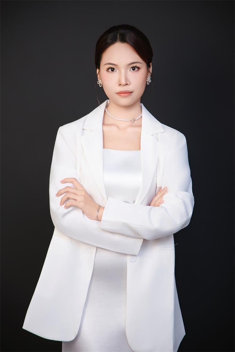 模特新星——知秋(艺名):优雅与灵动的时尚之姿