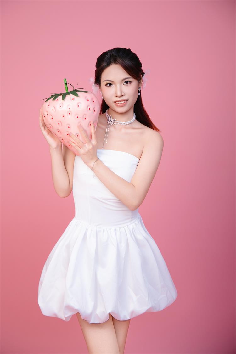 模特新星——知秋(艺名):优雅与灵动的时尚之姿