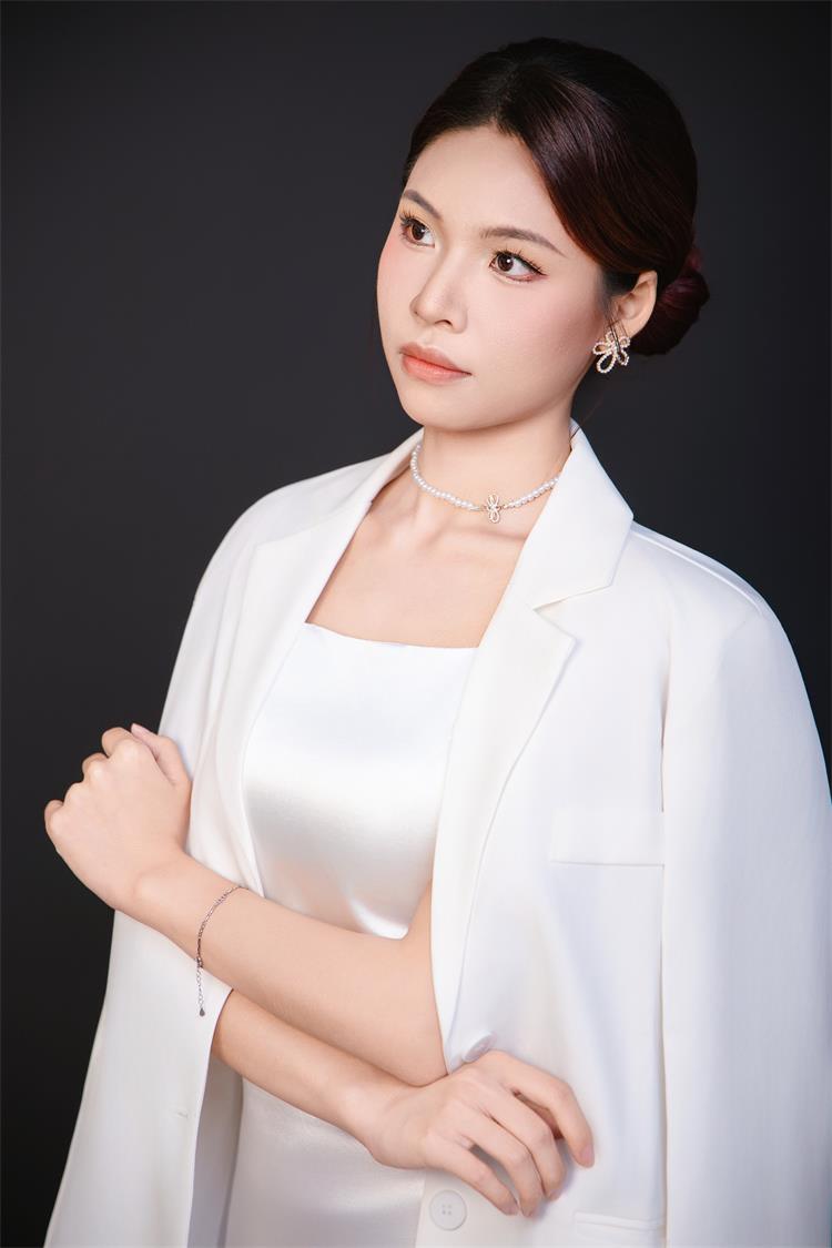 模特新星——知秋(艺名):优雅与灵动的时尚之姿