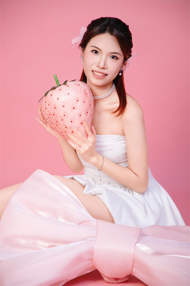 模特新星——知秋(艺名):优雅与灵动的时尚之姿