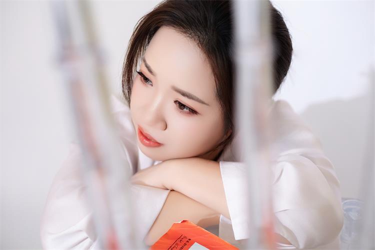 新人模特灵犀:江南诗意藏于她的时尚艺术之中