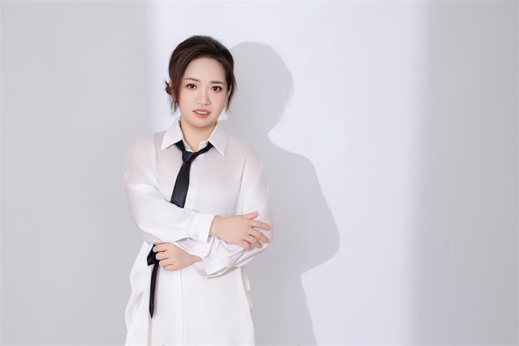 新人模特灵犀:江南诗意藏于她的时尚艺术之中