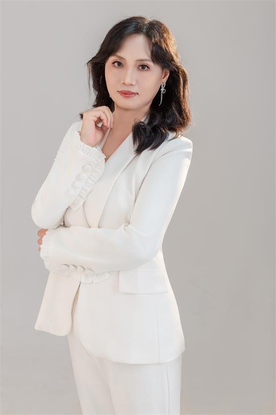 模特王晓彤的时尚旅程,因坚持而璀璨!