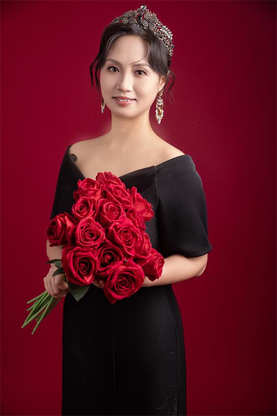 模特王晓彤的时尚旅程,因坚持而璀璨!