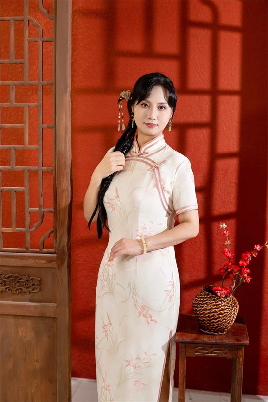 模特王晓彤的时尚旅程,因坚持而璀璨!