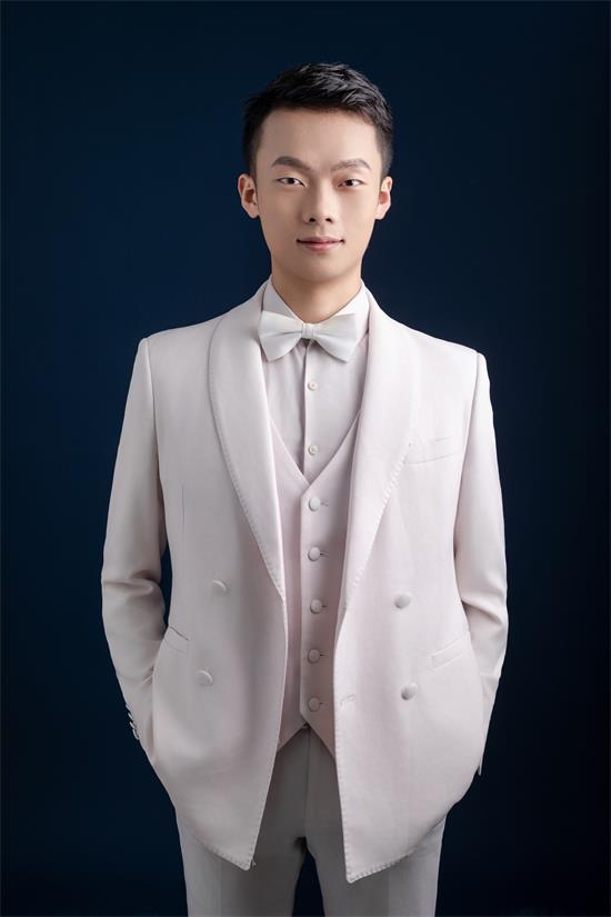 曾兴义:模特新锐,以汗水雕刻镜头锋芒