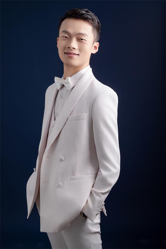 曾兴义:模特新锐,以汗水雕刻镜头锋芒