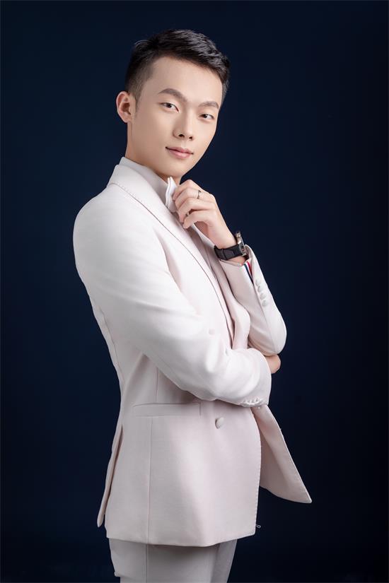 曾兴义:模特新锐,以汗水雕刻镜头锋芒