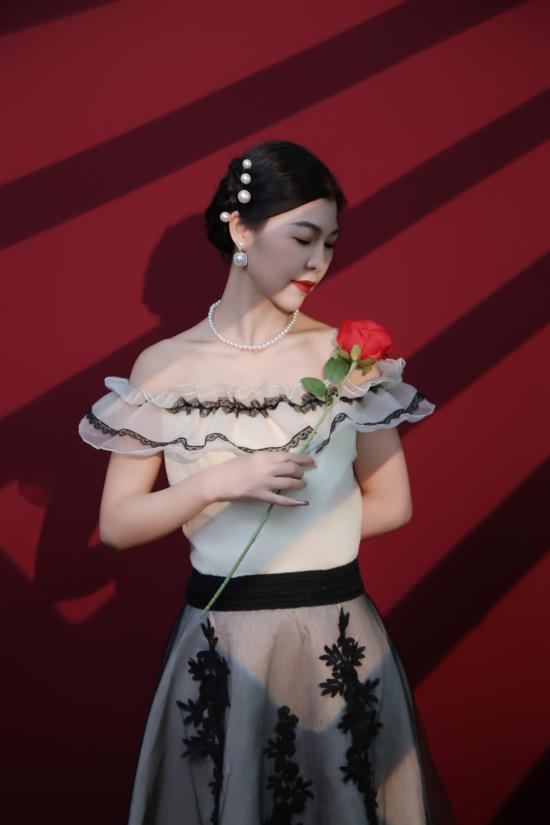 模特钟晓彤：定格堪比时尚大片的璀璨瞬间