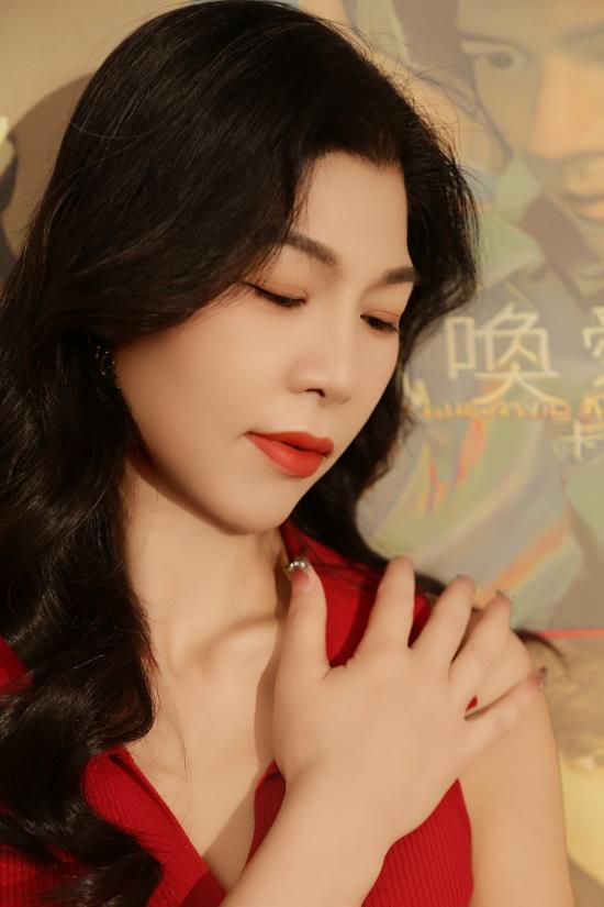 模特钟晓彤：定格堪比时尚大片的璀璨瞬间