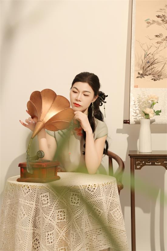 模特钟晓彤：定格堪比时尚大片的璀璨瞬间