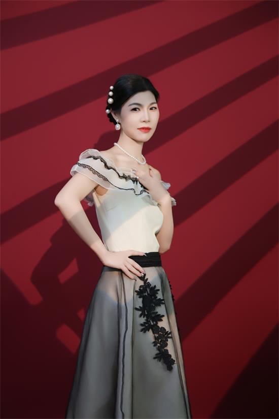 模特钟晓彤：定格堪比时尚大片的璀璨瞬间