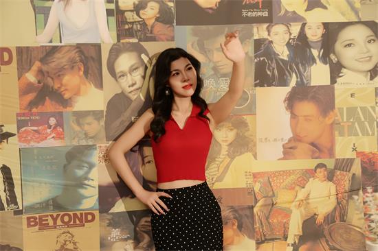 模特钟晓彤：定格堪比时尚大片的璀璨瞬间