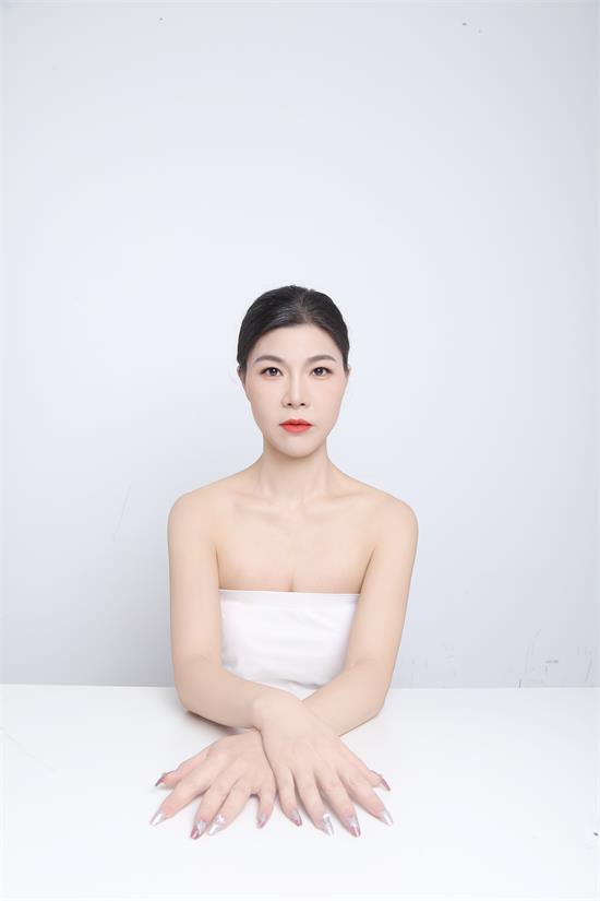 模特钟晓彤：定格堪比时尚大片的璀璨瞬间