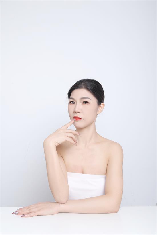 模特钟晓彤：定格堪比时尚大片的璀璨瞬间