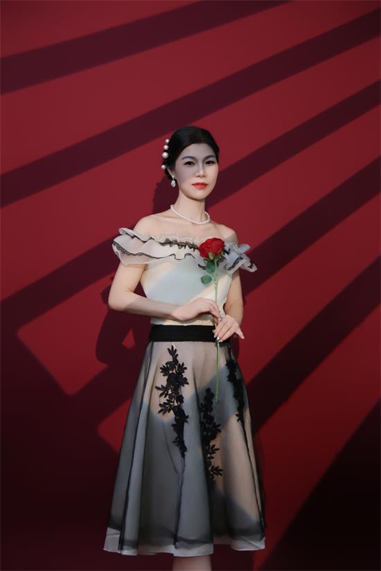 模特钟晓彤：定格堪比时尚大片的璀璨瞬间