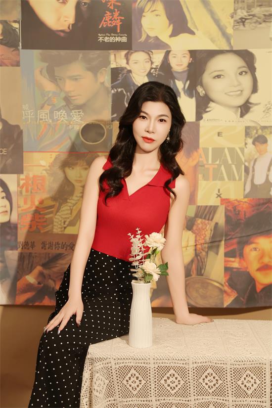 模特钟晓彤：定格堪比时尚大片的璀璨瞬间