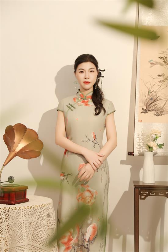 模特钟晓彤：定格堪比时尚大片的璀璨瞬间