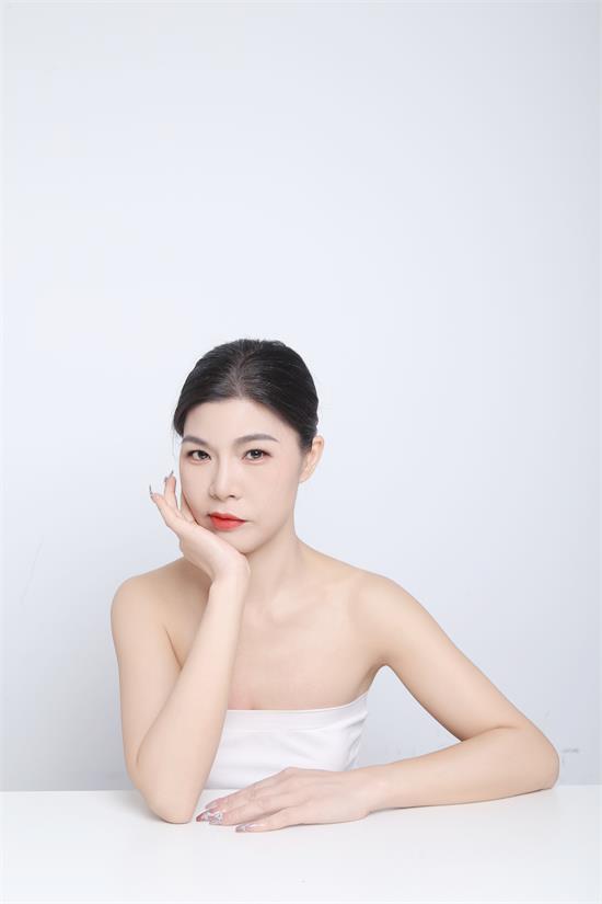 模特钟晓彤：定格堪比时尚大片的璀璨瞬间