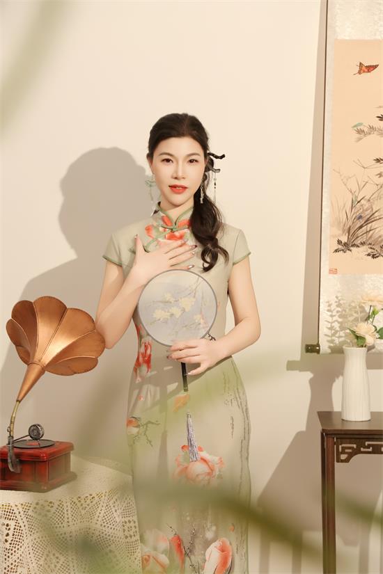 模特钟晓彤：定格堪比时尚大片的璀璨瞬间