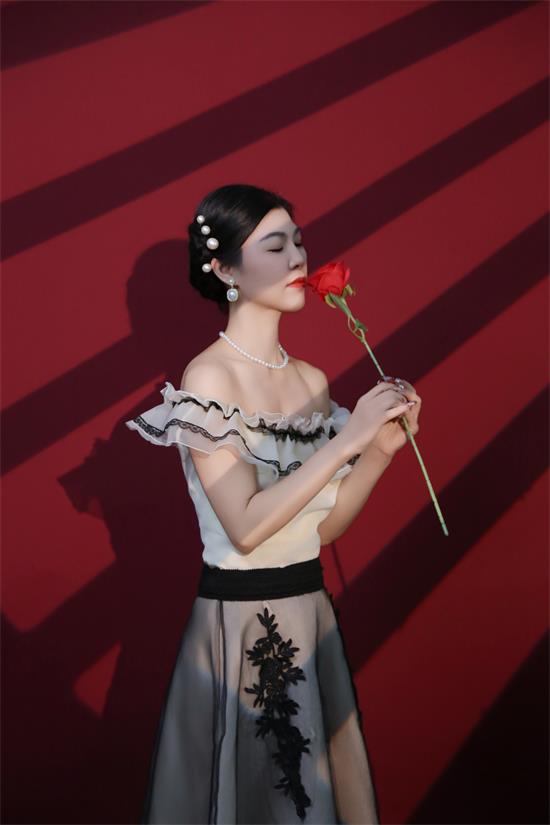 模特钟晓彤：定格堪比时尚大片的璀璨瞬间