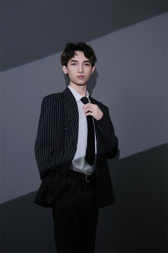 模特新星——苏迅：演绎型男风尚，闪耀时尚舞台