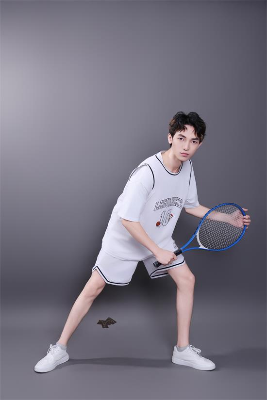 模特新星——苏迅:演绎型男风尚,闪耀时尚舞台