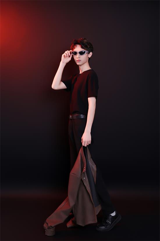 模特新星——苏迅:演绎型男风尚,闪耀时尚舞台