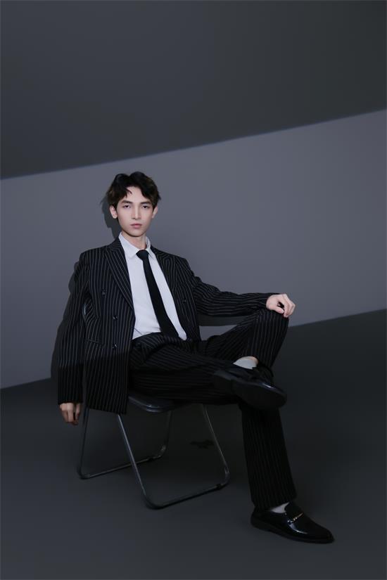 模特新星——苏迅:演绎型男风尚,闪耀时尚舞台