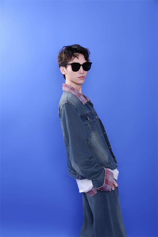 模特新星——苏迅:演绎型男风尚,闪耀时尚舞台