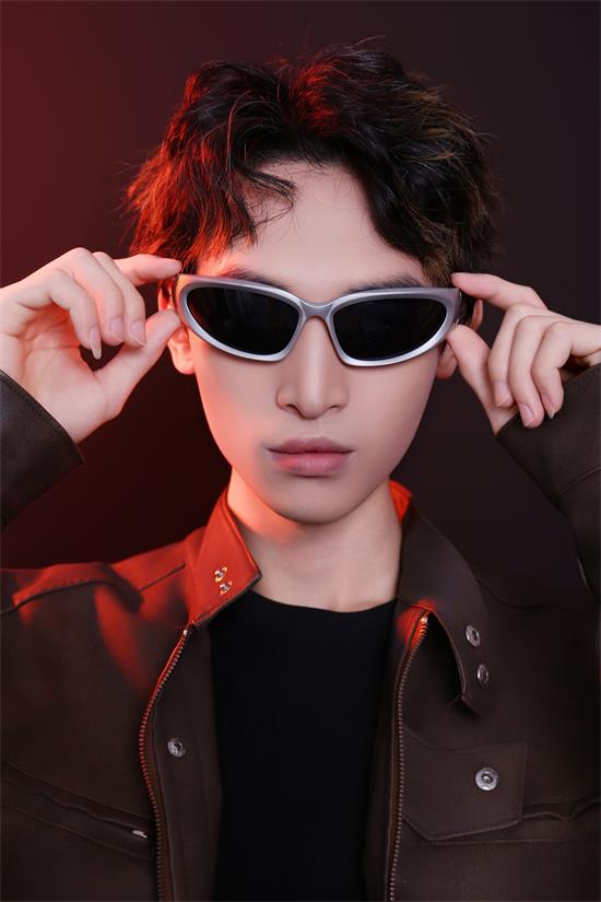 模特新星——苏迅:演绎型男风尚,闪耀时尚舞台