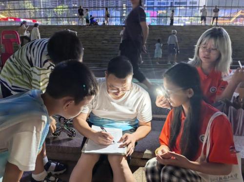 四川轻化工大学外语学院“江语知行”团队赴宜宾长江音悦街开展暑期社会实践