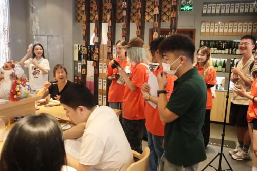 四川轻化工大学外语学院“江语知行”团队赴宜宾长江音悦街开展暑期社会实践