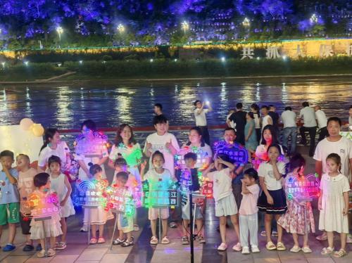 四川轻化工大学外语学院“江语知行”团队赴宜宾长江音悦街开展暑期社会实践