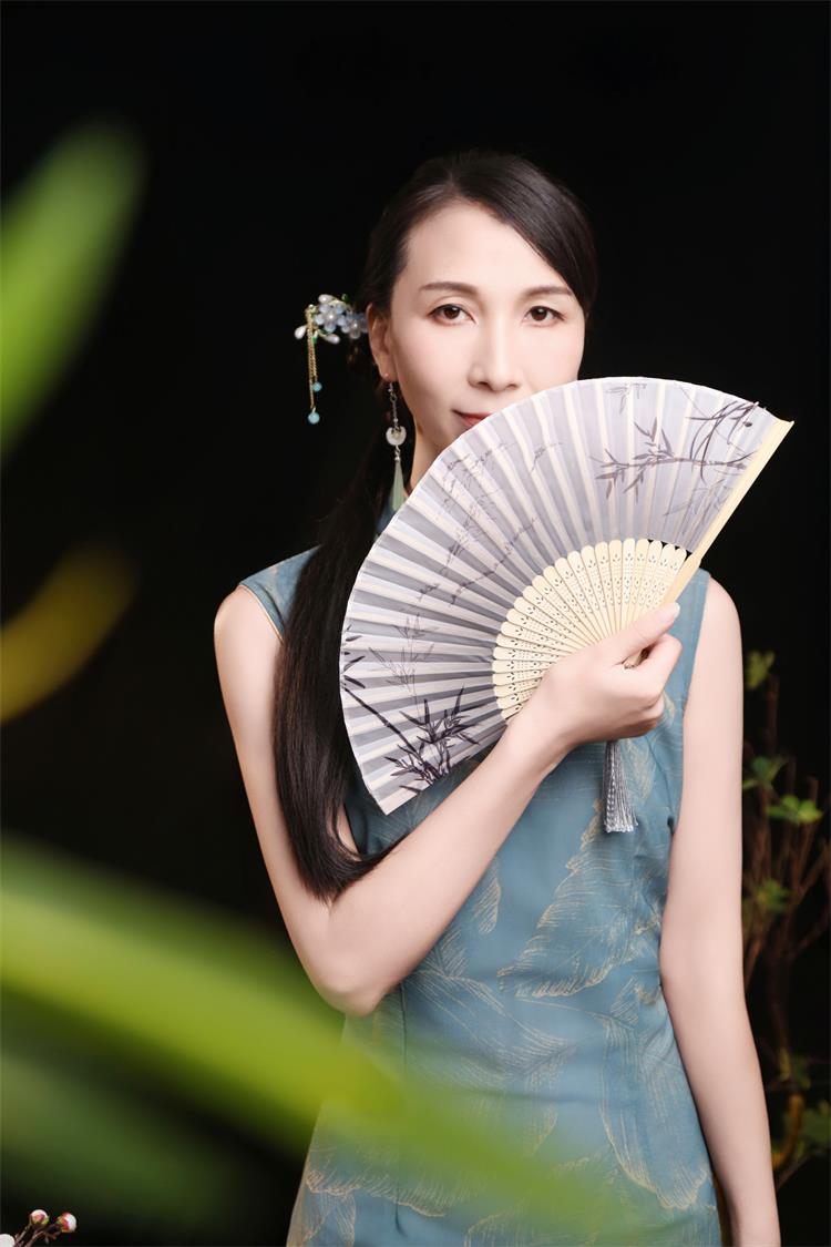 林娇：新晋模特的经典与优雅多元