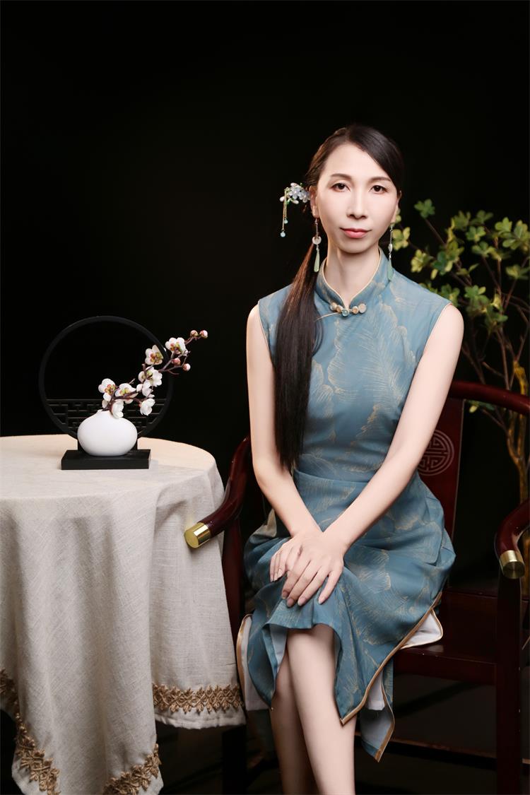 林娇：新晋模特的经典与优雅多元