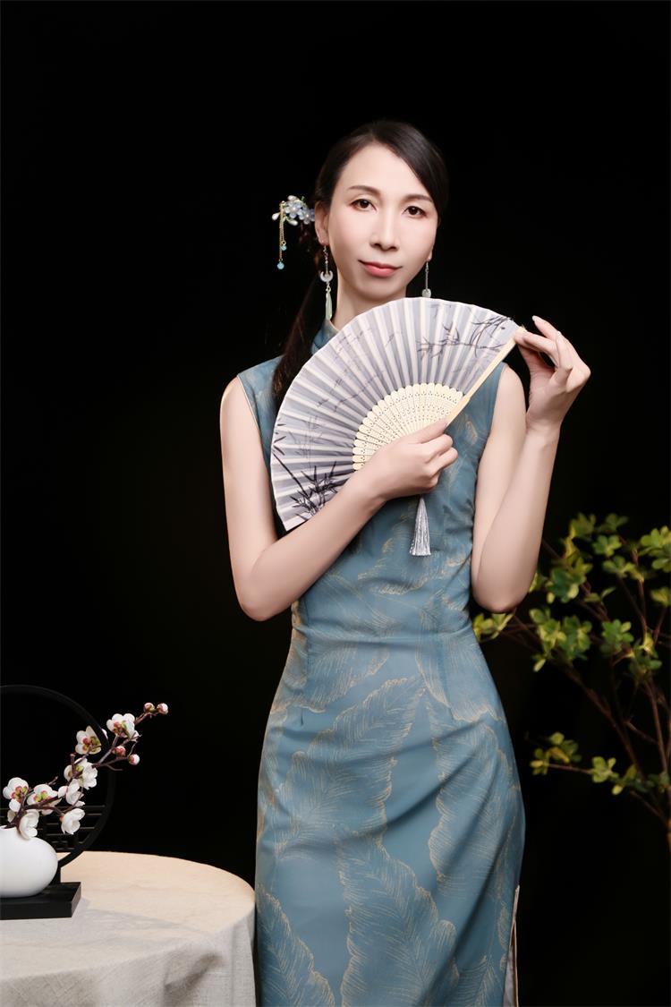 林娇：新晋模特的经典与优雅多元