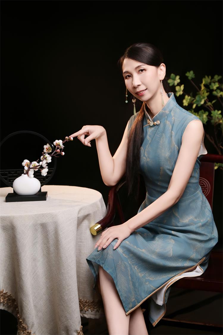 林娇：新晋模特的经典与优雅多元